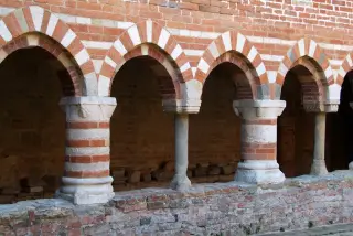 Chiostro - Canonica di Santa Maria di Vezzolano a AlbugnanoFrazione Vezzolano