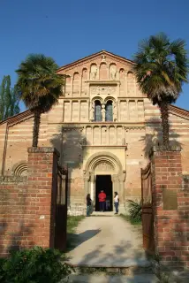 Facciata - Canonica di Santa Maria di Vezzolano a AlbugnanoFrazione Vezzolano