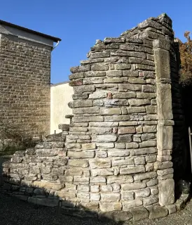 Resti lato esterno - Resti Dell'abside Della Chiesa di San Pietro a Visone