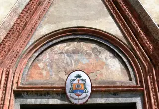 Affresco nella lunetta del portale - Cattedrale dell' Assunta a Saluzzo