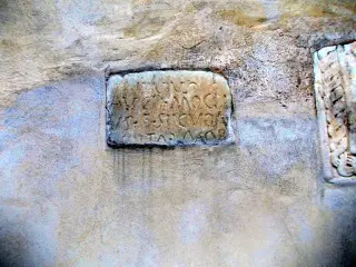 Frammenti lapidei nella nuova facciata - Chiesa o Monastero dei Santi Pietro e Colombano a Pagno