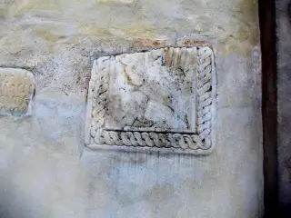 Frammenti lapidei nella nuova facciata - Chiesa o Monastero dei Santi Pietro e Colombano a Pagno