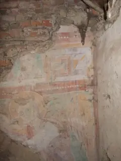 Tracce di affresco sull'antico arco trionfale nel sottotetto - Chiesa o Monastero dei Santi Pietro e Colombano a Pagno