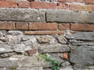 Tegolone antico muro nord - Chiesa o Monastero dei Santi Pietro e Colombano a Pagno