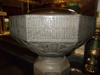 Fonte battesimale: em (h) omnipotentem (h) - Parrocchiale di Sant'Andrea a Brossasco