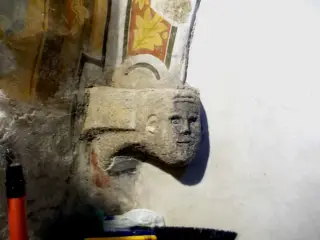 Peduccio cella alla  base del campanile, incrocio parete ovest-sud, - Parrocchiale di Sant'Andrea a Brossasco