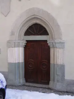 Portale laterale sinistro - Parrocchiale di San Pietro e Paolo a Sampeyre