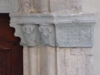 Decorazione porta laterale lato destro - Parrocchiale di San Pietro e Paolo a Sampeyre