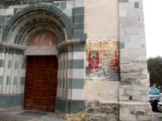 Portale e affreschi - Parrocchiale di Santa Margherita a Casteldelfino