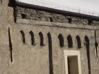 Archetti pensili sul fianco - Parrocchiale di Sant'Antonio a PontechianaleFrazione Chianale