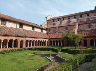 Chiostro - Abbazia di Santa Maria a RevelloFrazione Staffarda