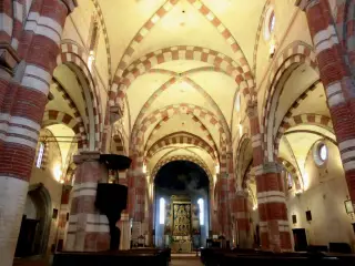 Interno - Abbazia di Santa Maria a RevelloFrazione Staffarda