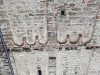 Archetti pensili e peducci - Parrocchiale dei Santi Marcellino, Pietro ed Erasmo a Envie