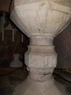 Fonte battesimale: V  CRE DO IN estradosso - Parrocchiale di San Siro a Virle Piemonte