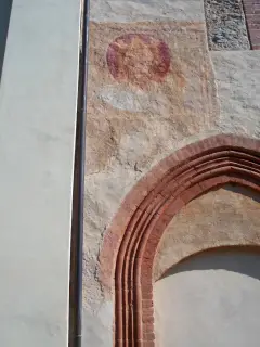 Esterno, parete Sud - porta gotica e testa coronata - Parrocchiale di San Vito a Piossasco