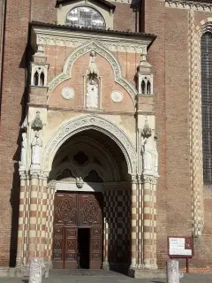 Portale fianco destro - Cattedrale di Maria Assunta e San Gottardo a Asti