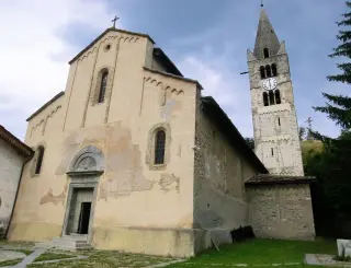 Facciata e campanile - Parrocchiale di San Giovanni Battista a Cesana Torinese