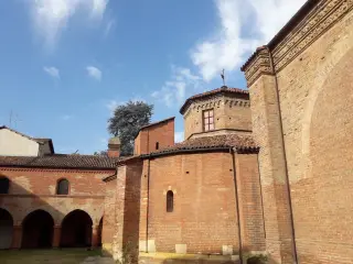 Esterno e resti chiostro - Battistero o Rotonda di San Pietro in Consavia a Asti