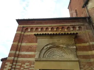 Particolare lunetta sopra ingresso - Battistero o Rotonda di San Pietro in Consavia a Asti