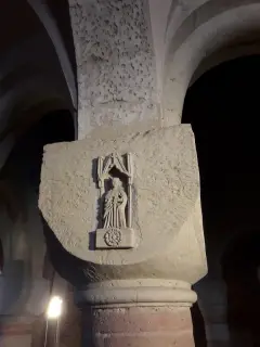 Capitello scolpito con Santa Caterina - Battistero o Rotonda di San Pietro in Consavia a Asti