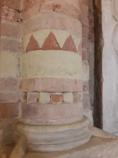 Colonna dettaglio dei fregi - Battistero o Rotonda di San Pietro in Consavia a Asti