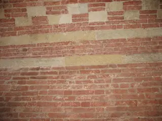 Particolare muratura ingresso - Battistero o Rotonda di San Pietro in Consavia a Asti