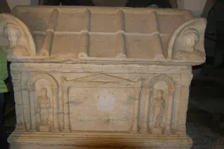 Sarcofago nella cripta - Cattedrale o Duomo di Santa Maria a Ivrea