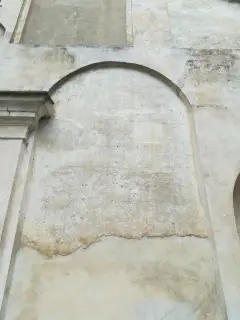 Tracce affreschi in facciata - Chiesa di San Pietro a Cerano