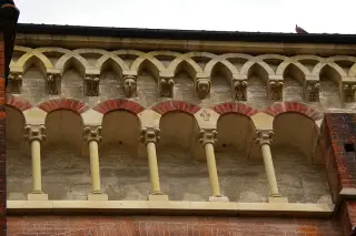 Mensole e capitelli dei fianchi - Basilica di Sant'Andrea a Vercelli