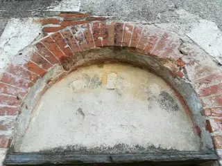 Tracce di affresco nella lunetta del Portale - Chiesa di Santa Maria Vecchia a Sillavengo