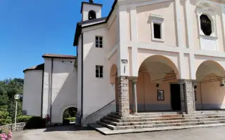 Facciata e bassorilievo - Parrocchiale di San Nicolao a Valle San Nicolao