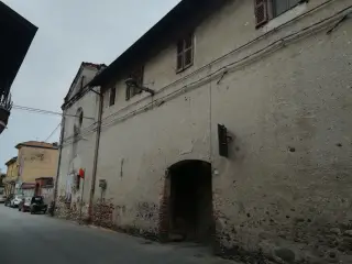 Facciata e ingresso - Chiesa Dell'ex Convento di Santa Chiara a Gattinara