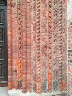 Decorazioni in cotto - Parrocchiale di San Pietro a Gattinara