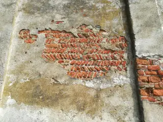 Mattoni a lisca di pesce sotto l'intonaco - Chiesa di San Pietro a Casalino