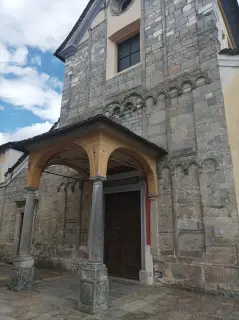 Portico e facciata - Parrocchiale della Natività di Maria a Trontano