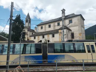 Fianco e treno delle centovalli - Parrocchiale della Natività di Maria a Trontano