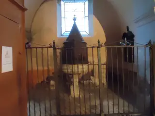 Fonte battesimale - Chiesa Cimiteriale di San Pietro e Paolo a Brovello CarpugninoFrazione Graglia Piana