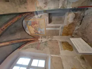 Tracce di affreschi - Chiesa di San Vittore a StresaFrazione Isola dei Pescatori
