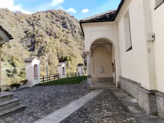 Portichetto - Parrocchiale di San Giacomo a ValstronaFrazione Luzzogno