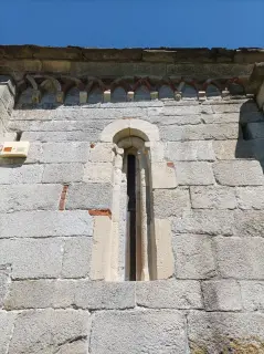 Archetti e monofora - Chiesa di San Giovanni Battista a MergozzoFrazione Montorfano