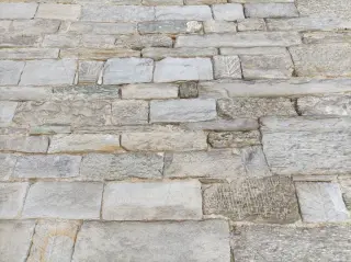 Elementi scolpiti nella parete - Parrocchiale di San Bartolomeo a Villadossola