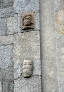 Bassorilievi in facciata - Parrocchiale di San Giulio a CrodoFrazione Cravegna