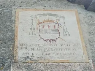 Stemmi vescovili sulla casa parrocchiale - Parrocchiale di Sant'Antonio Abate a BoccioletoFrazione Fervento