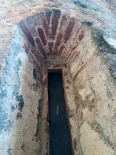 Monofora - Battistero di San Giovanni o di Santa Maria Assunta a Cureggio