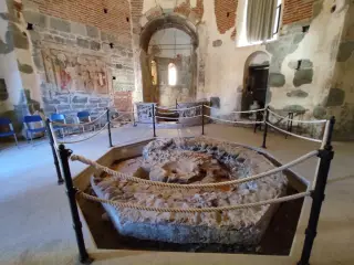 Interno e vasca battesimale - Battistero di San Giovanni o di Santa Maria Assunta a Cureggio