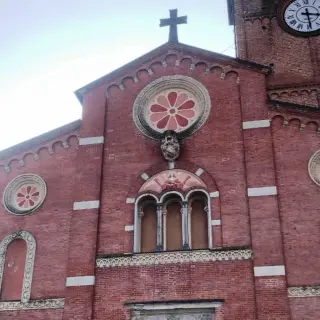 Facciata, dettaglio - Parrocchiale di San Pietro e San Pantaleone a Bosco Marengo