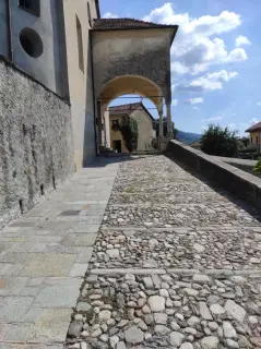 Portico - Parrocchiale di San Maiolo di Cluny a OmegnaFrazione Agrano