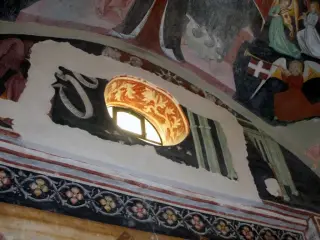 Presbiterio, parete fondo e base della vela, vessillo sabaudo - Cappella di Santa Maria Assunta o della Stella a MacelloFrazione Stella