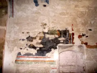 Fondo lato destro - cella base campanile - Tracce di affreschi - Parrocchiale di Santo Stefano a Villafranca Piemonte