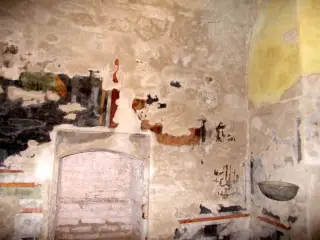 Fondo lato destro - cella base campanile - Tracce di affreschi - Parrocchiale di Santo Stefano a Villafranca Piemonte